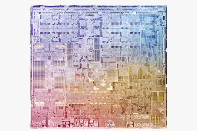 Gravée en utilisant une technologie 5 nm de seconde génération, la puce M2 intègre 20 milliards de transistors, soit 25 % de plus que la puce M1. (Crédit Apple)