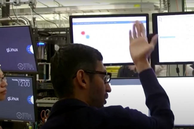 Rare moment où gLinux a pu être capturé, ici dans une vidéo de Google sur le calcul quantique avec son CEO Sundar Pichai. (crédit : Reuters)