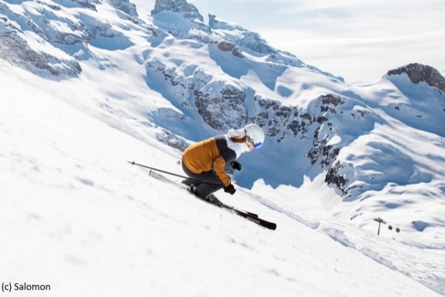 Surtout connu pour le ski, Salomon s’adresse à tous les types de sportifs en montagne avec une gamme de produits très large.
