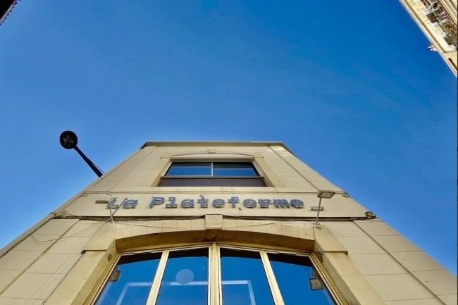 Située dans le centre de Marseille entre la Porte d’Aix et la Joliette, La Plateforme est une école informatique accessible à tous sans aucun frais de scolarité. (Crédit photo: La Plateforme.io)