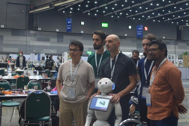 L'équipe RoboBreizh lors de la compétition internationale de robots à Bangkok. (RoboBreizh / ENIB / IRL Crossing / Lab-STICC / LITIS)