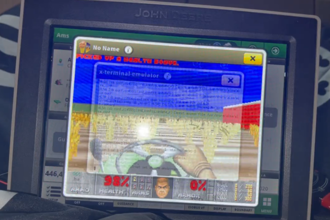 Un hacker a pris le contr�le du syst�me embarqu� d'un tracteur John Deere pour y installer le jeu Doom. (Cr�dit Photo: Sick Codes)