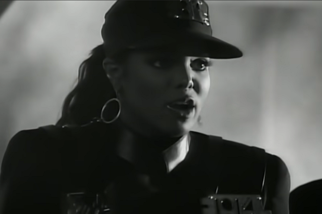 Janet Jackson dans son clip vidéo « Rhythm Nation ». Le titre pouvait provoquer un crash de PC portable embarquant un certain type de disque dur. (Crédit : YouTube)