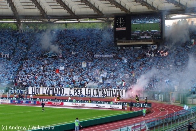 Les supporters du Lazio, ici dans le virage Nord du Stadio Olimpico de Rome, peuvent désormais acheter des billets sécurisés par la technologie du NFT.