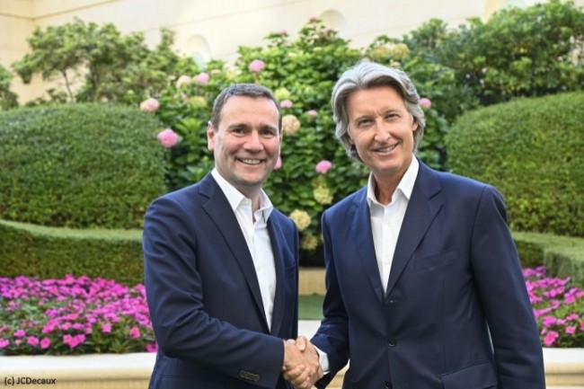 Alexandre Ricard, PDG de Pernod Ricard (à gauche) et Jean-Charles Decaux, président du directoire et co-DG de JCDecaux (à droite), unissent leurs forces pour codévelopper un portail de données.