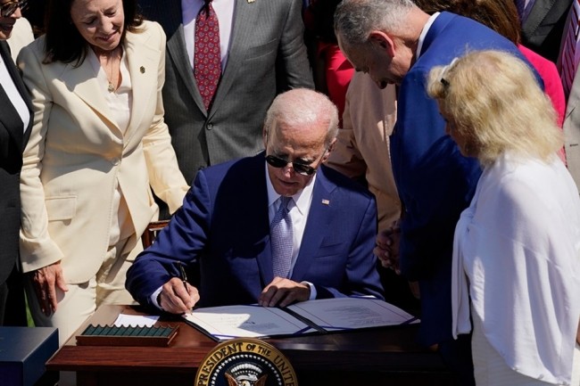 Le Président de États-Unis, Joe Biden, lors de la signature du Chips Act le 9 août 2020. Crédit photo: D.R.