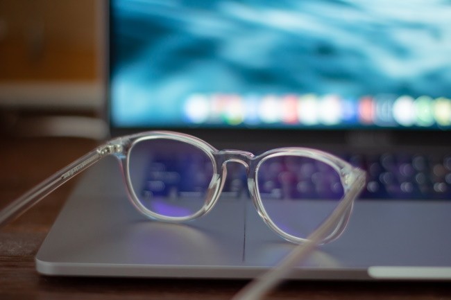 Le reflet des écrans sur les lunettes pendant une visioconférence peut donner un accès à des données sensibles, soulignent des chercheurs. (Crédit Photo : K8/Unsplash) 