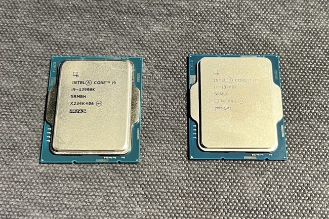 Le Core i9-13900K d’Intel (à gauche) offre huit cœurs supplémentaires et 600 MHz de vitesse turbo boost de plus que son prédécesseur de 12e génération. (Crédit S.L.)