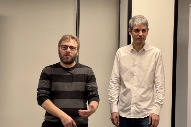 Deux des trois cofondateurs de Biomemory, Pierre Crozet (CTO) et Erfane Arwani (CEO), lors de la présentation de leur solution de stockage ADn au dernier IT Press Tour à Paris. (Crédit S.L.)
