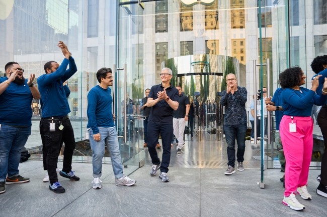 La firme affiche une croissance soutenue par l'arrivée de sa dernière gamme d'iPhone 14 en septembre 2022. Pour l'occasion, Tim Cook et Greg Joswiak ont d'ailleurs accueilli les premiers clients venus acheter l'iPhone. (Crédit : Apple)