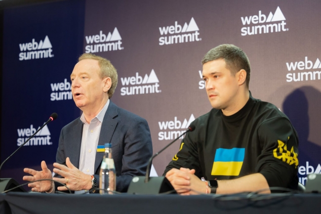 Brad Smith, de Microsoft, avec Mykhailo Fedorov, vice-premier ministre ukrainien et ministre de la transformation num�rique � Lisbonne lors du dernier Web Summit. (Cr�dit MS)