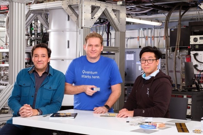 Dario Gil (directeur de recherche chez IBM), Jay Gambetta (vice président IBM Quantum) and Jerry Chow (directeur de Quantum Infrastructure chez IBM) ont présenté la puce quantique Osprey dotée de 433 qubits. (Crédit Photo: IBM)