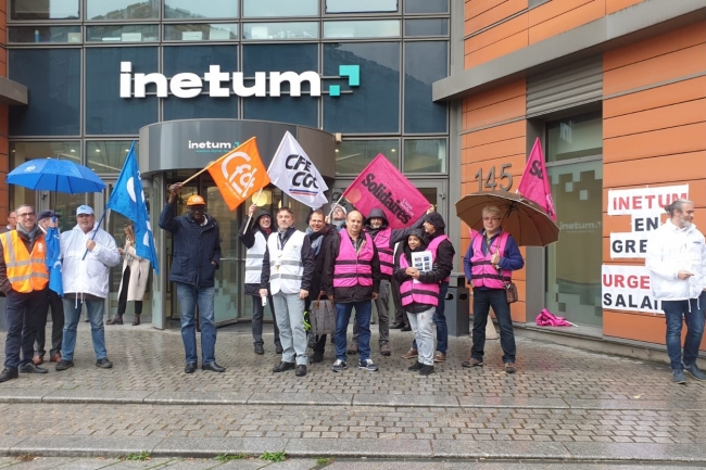 Ce 15 novembre, les salariés étaient mobilisés devant les différentes agences. Ici, devant le siège social de l'ESN à Saint-Ouen-sur-Seine. (Crédit : SUD Inetum)