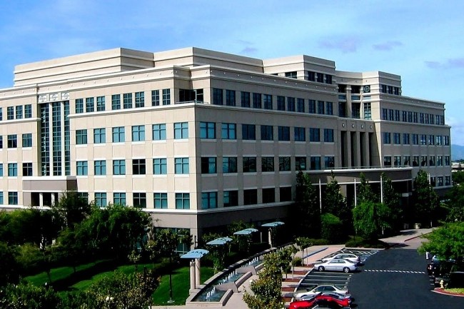 Cisco annonce des licenciements et compte procéder à certains changements immobiliers. Ici, le bâtiment 10 du campus principal de Cisco San Jose, siège des bureaux exécutifs de Cisco. (Crédit : Wikipédia)