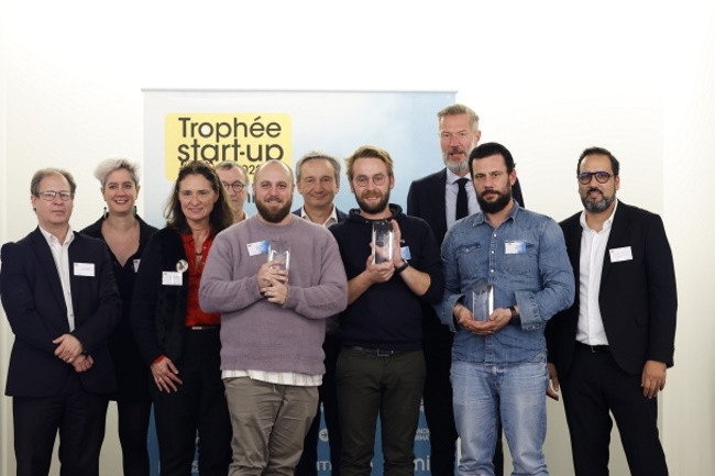 Les trois lauréats des Trophées start-ups Martech (au centre de gauche à droite, Nicolas Jacques, co-fondateur de Naker, Simon Deboeuf, dirigeant de Dokey et Julien Marsaud, CEO de Maitricks) sont entourés du jury. (Crédit : CMIT) 