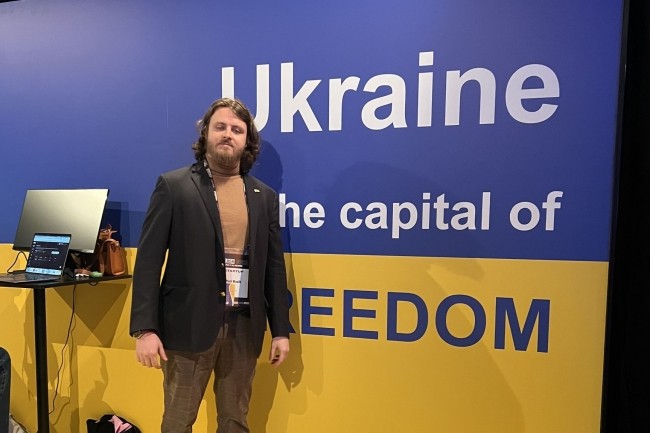 Yuri Kozik, CEO et cofondateur de l'association d'aide aux start-ups Evolve, assurait la promotion de l'Ukraine à Slush 2022. (Crédit S.L.)