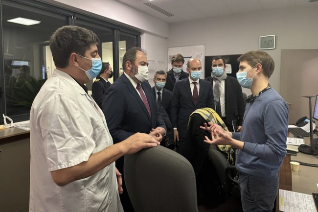 Le ministre de la santé, François Braun et le ministre délégué à la transition numérique, Jean-Noël Barrot, se sont rendus à l'hôpital André Mignot victime d'une cyberattaque. (Crédit Photo: DR)