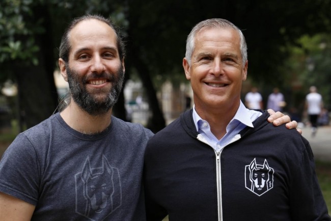 A gauche, Guy Podjarny, prsident de Snyk (qu'il a co-fonde avec Assaf Hefetz et Danny Grander), aux cts de Peter McKay, CEO de la socit. (Crdit : Snyk)