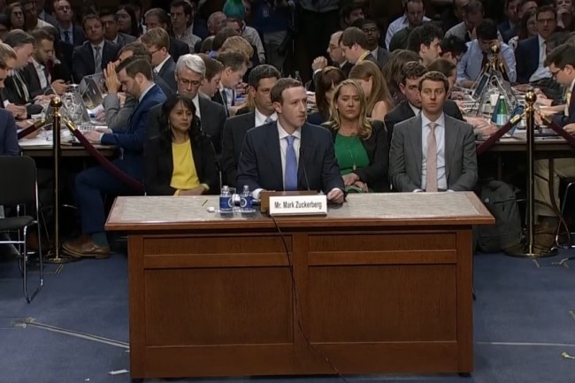 En créant Meta, Mark Zuckerberg (ici devant le Sénat américain où il avait été convoqué en 2018) le CEO du groupe a annoncé vouloir tourner une page : elle l'est sans doute complètement avec le réglement de 725 M$ pour clôre une class action dans l'affaire Cambridge Analytica. (crédit : D.R.)