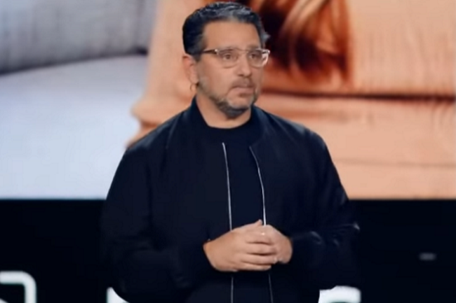 A l'occasion de la keynote d'AMD au CES 2023, Panos Panay, directeur des produits chez Microsoft, a évoqué Windows 12, où l'IA sera fortement présente. (Crédit Photo : AMD)