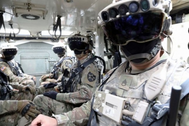 Les soldats enfilent les lunettes Microsoft alors qu'ils sont mont�s dans un Stryker � Joint Base Lewis-McCord, Washington. (Cr�dit : arm�e am�ricaine)
