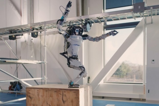 Le robot Atlas de Boston Dynamics a encore gagn en souplesse et ralise dsormais d'impressionnantes figures acrobatiques. (crdit : Boston Dynamics)