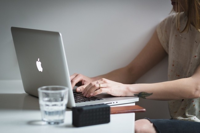 Deux tiers des employés utiliseraient un Mac au travail s'ils en avaient le choix. Crédit photo : StockSnap/Pixabay