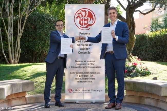 En novembre 2022, Frdric Fautrier, directeur de l'AMSN ( gauche) et Jacques de La Rivire ( droite), CEO de Gatewatcher, ont officialis leur accord pour mettre Gatewatcher au service de la cyberscurit de la Principaut de Monaco.