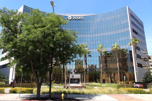 Eric Yuan, le CEO de Zoom a annoncé la suppression de 1 300 postes dans le monde. (Crédit Photo : Coolcaesar/Wikipedia)