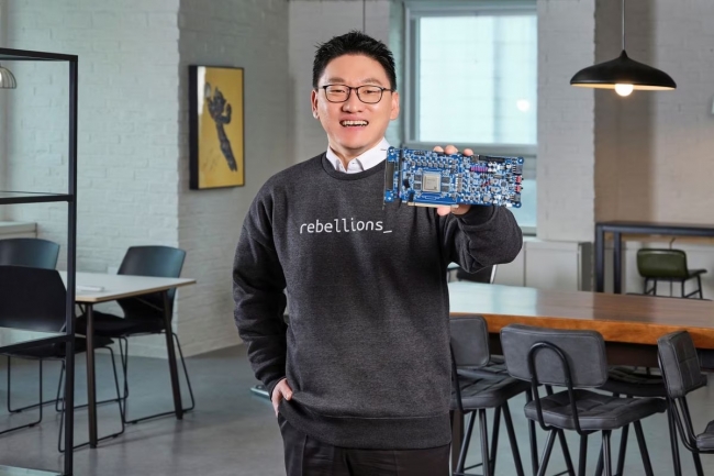 Park Sunghyun, co-fondateur et CEO de Rebellions, présente un accélérateur intégrant sa puce Atom au siège de la société à Seongnam, en Corée du Sud. (Crédit Rebellions) 