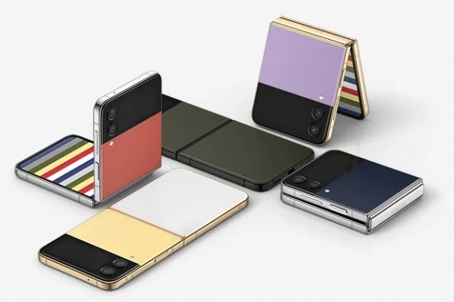 Samsung propose depuis quelques années des smartphones pliables, à l'image du Galaxy Z Flip4 disponible au prix de 1 110 €. (crédit : Samsung)