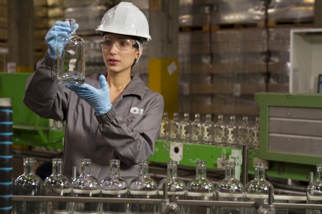Les employs d'O-I Glass vont prochainement test des lunettes Hololens de Microsoft pour contrler la qualit des produits. (Crdit O-I Glass)