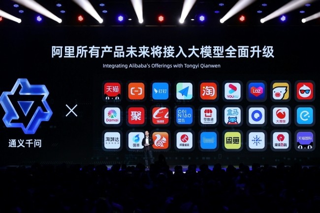 Daniel Zhang, CEO d'Alibaba Cloud, a dvoil Tongyi Qianwen, l'IA gnrative du groupe diffuse dans plusieurs applications. (Crdit Photo: Alibaba)