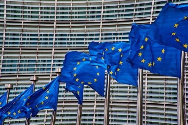 L’Europe vise officiellement à trouver un équilibre entre régulation des pratiques et développement économique. La Commission entend porter les investissements privés et publics dans l'IA à 20 Md€ par an. (Photo : NakNakNak / Pixabay)