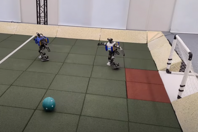 Deux robots humanodes entrans par un programme de deep learning se sont lancs dans un match de football un contre un. (Crdit : DR)