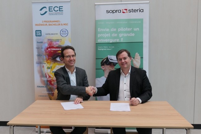 François Stephan, directeur de l’ECE (à gauche) et Eric Druillole, directeur Aeroline Paris chez Sopra Steria signent le partenariat encadrant la création du Master « Consultant SAP augmenté » dans le bâtiment Latitude de Sopra Steria  (Crédit: Sopra Steria)