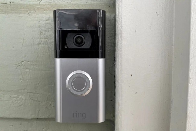 Ring, propriété d'Amazon, est spécialisée dans l'installation de sonnettes et caméras connectés pour la surveillance de sa maison. (Crédit : Michael Brown/Foundry)