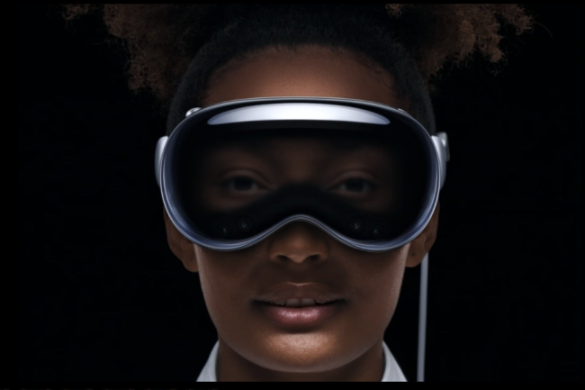 Apple a dévoilé son casque de réalité mixte dont la commercialisation est prévue en 2024 au prix de 3 500 dollars HT. (Crédit : Apple)