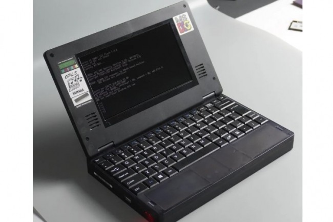 Le Book 8088 renferme la fameuse puce Intel 8088 embarque dans l'historique IBM Personal Computer 5150. (crdit : Andrew Cunningham)