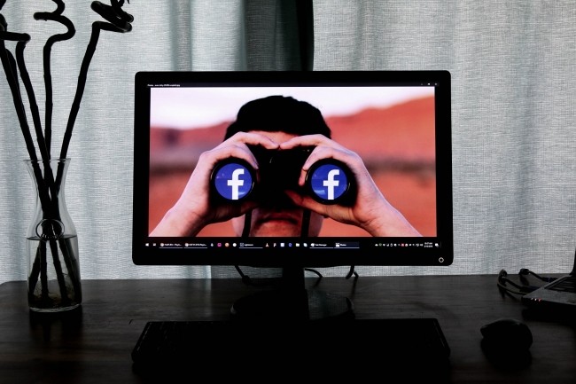 Selon le régulateur Norvégien, Meta ne respecte pas son interdiction concernant le marketing basé sur le comportement sur ses réseaux sociaux Facebook et Instagram. (Crédit : Glen Carrie/Unsplash)