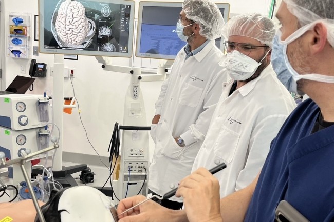 Les quipes de Neuralink s'entranent  placer l'implant Neuralink sur un cobaye artificiel. (Crdit : Neuralink)