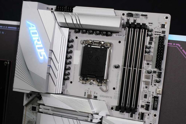 Les puces Intel de 14e génération resteront sur le socket LGA 1700. 