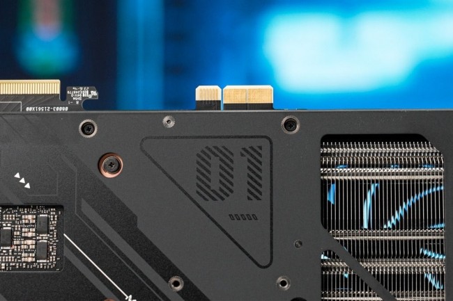 Cette conception de connecteur d'alimentation pour GPU - comme ici sur une Geforce 4070 d'Asus - limine les cbles et fournit jusqu' 900 watts.
