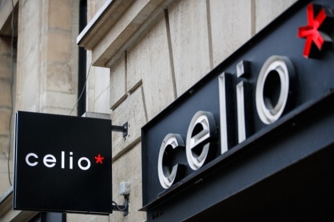Pour doubler la capacit de production de son hub logistique e-commerce, Celio a de nouveau install des stations de prparation de commandes avec picking  la lumire. (Photo : Celio)