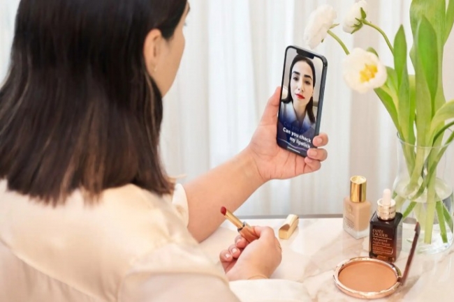 Estée Lauder a développé une app d'assistance au maquillage pour les malvoyants. (photo : Estée Lauder)