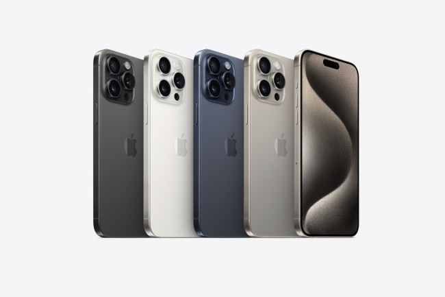 L'iPhone 15 Pro Max est disponible en quatre coloris dont trois qui sont tout bonnement des nuances de gris. (Crédit : Apple)