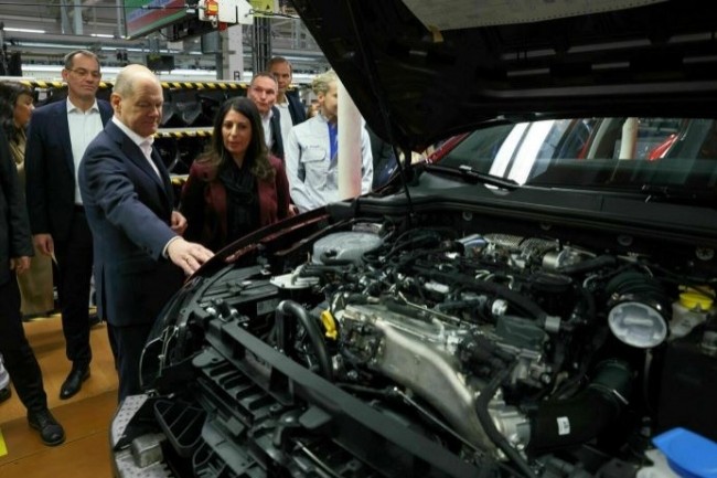 Le chancelier Olaf Scholz lors de la visite d’une usine Volkswagen début 2023. Le gouvernement fédéral allemand s’est ému de la panne IT globale affectant un des fleurons de l’économie nationale. (Photo : Volkswagen AG)