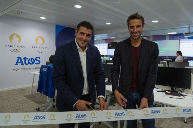 Nourdine Bihmane, CEO Atos Group, et Tony Estanguet, président de Paris 2024, ont inauguré le TOC (Technology operation center) surveillant l'ensemble de l'IT déployés lors des Jeux Olympiques et Paralympiques Paris 2024. (Crédit Photo : Atos
