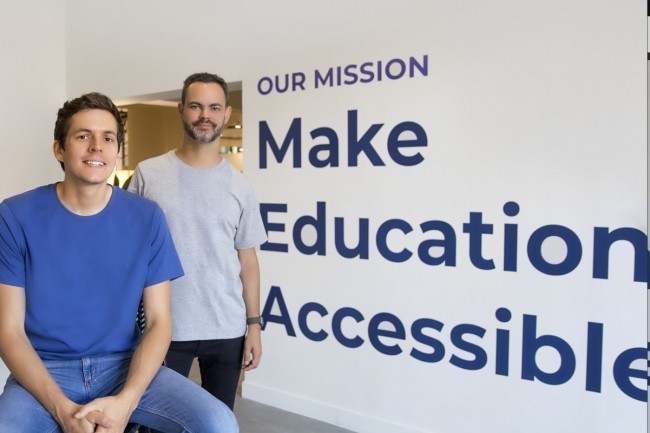 Pierre Dubuc ( gauche) et Mathieu Nebra co-fondateurs d'OpenClassrooms ont dmarr dans l'enseignement  distance avec l'apparition du  site du zro . (Crdit: OpenClassrooms) 