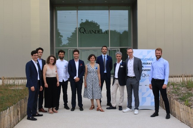 L'équipe dirigeante de Quandela réunie pour l'inauguration de sa première usine d'ordinateurs quantiques, à Massy, juin 2023. (Crédit : @MattLaProd)